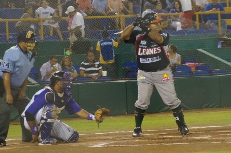 Saucedo se coloca a dos jonrones de empatar a Ray Torres en nuevo revés león