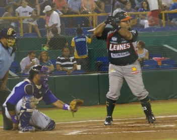 Saucedo se coloca a dos jonrones de empatar a Ray Torres en nuevo revés león