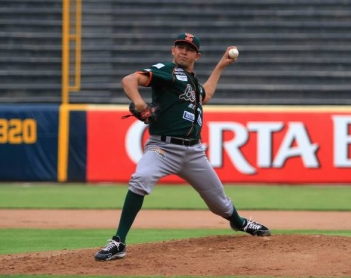 Oscar Rivera sigue sin mejorar y los Leones pierden otra serie