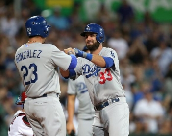 Sólidos primeros pasos para "El Titán" y los Dodgers en Australia