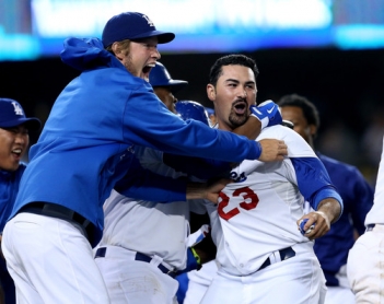 Reconocen las grandes temporadas de los dodgers González y Kershaw