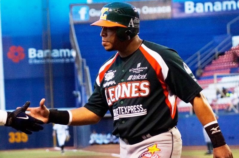 Otra falla de Ledezma hunde a los Leones; Reyes, figura del club, en un "slump"