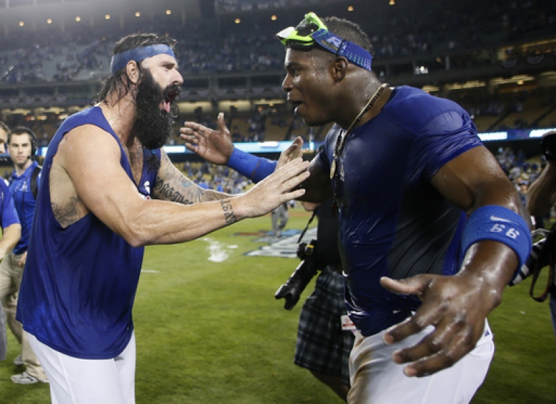 Dramático bombazo de Uribe pone a los Dodgers a 4 éxitos del Clásico de Otoño