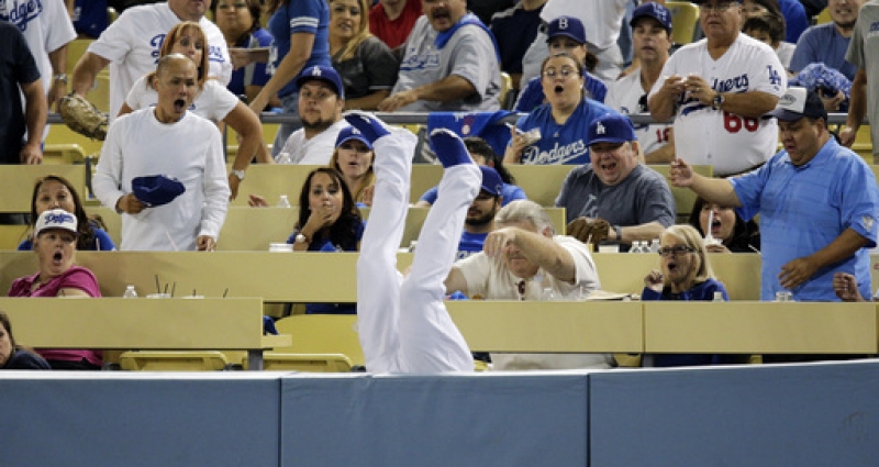 Adrián y "El Toro" contribuyen a una gran noche de pléiofs en Los Angeles