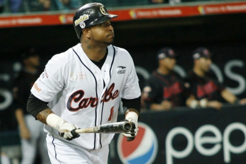 José Castillo, feliz como el cuarto bate de los líderes Caribes en la liga venezolana