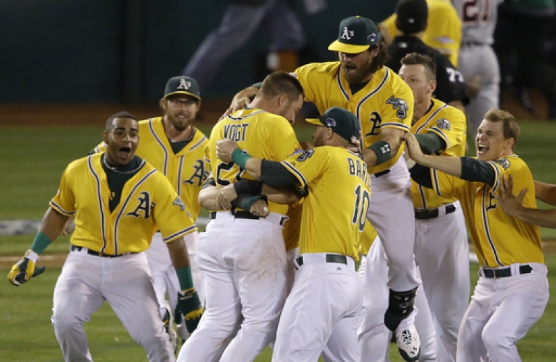 Dos novatos cazan a los Tigres; Boston, a un paso de la final de la Americana