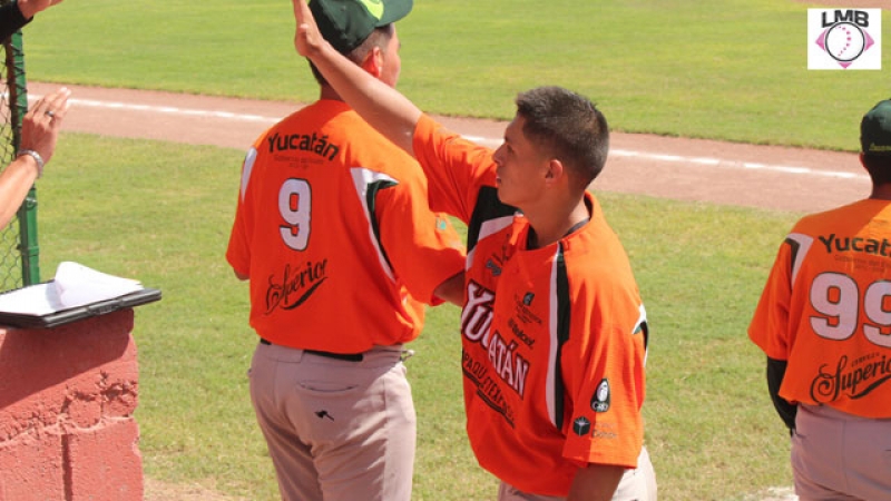 Mendívil, con el equipo de Tecuala de Willie Romero; García, con Jalisco