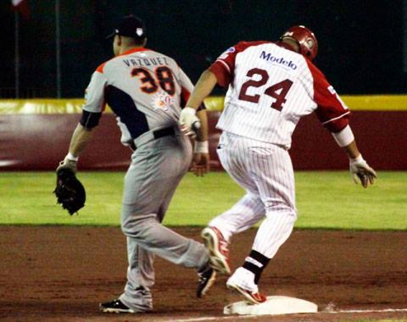 El látigo zurdo de Solís y una explosión ofensiva le dan vida al campeón