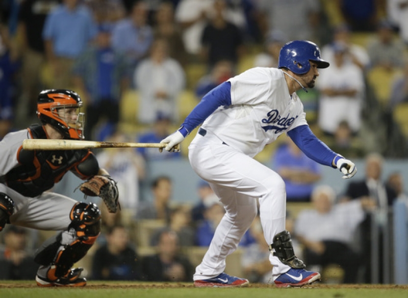 Adrián acerca más a los Dodgers a los pléiofs y es elogiado por Mattingly