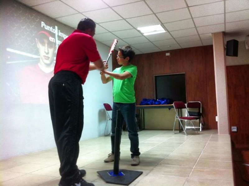 Tras su campaña récord, Morejón enseña a jóvenes peloteros y se prepara para el Pacífico