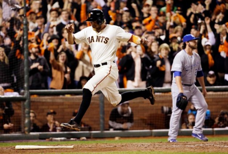 Los Gigantes emparejan el Clásico; Bumgarner, hoy por la ventaja