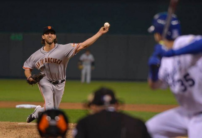 Bumgarner aumenta su leyenda en octubre y San Francisco da el primer golpe