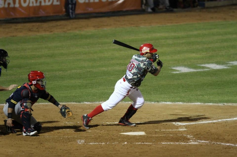 Aceves y Navarro apoyan otro triunfo de Carrillo y los Naranjeros; nuevo piloto pirata