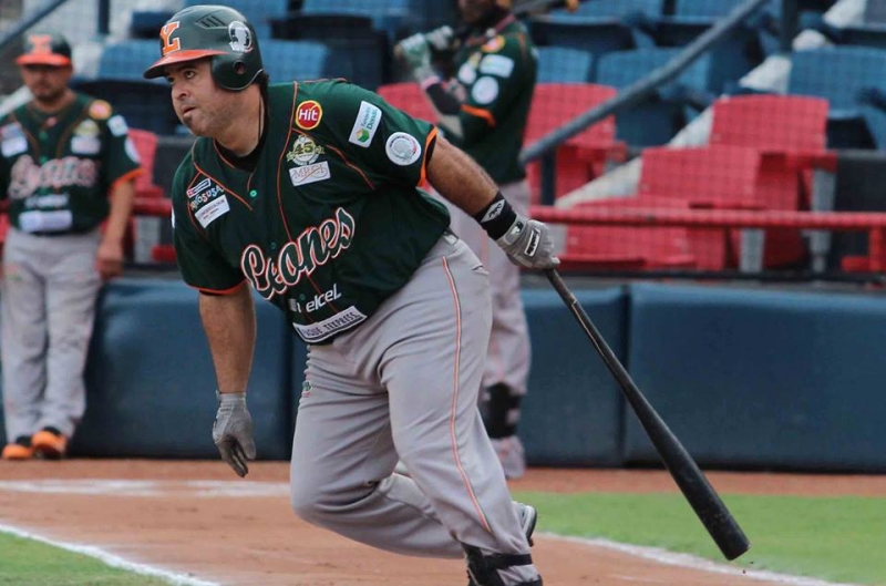 Los Leones nombran como más valioso a Saucedo; Vizcaíno, pítcher del año